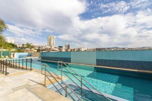 a swimming pool on the roof of a building at 0814 - Simplicidade e Praticidade in Guarulhos