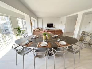een eettafel en stoelen in de woonkamer bij ASTRID 0301 - App voor 6 personen in De Panne
