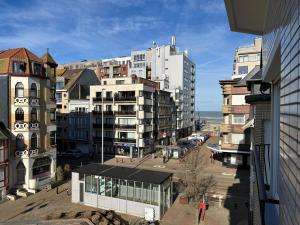 een luchtzicht op een stad met gebouwen bij ASTRID 0301 - App voor 6 personen in De Panne