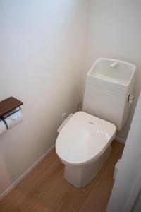 La salle de bains est pourvue de toilettes blanches. dans l'établissement 一棟貸しnuevoL7～暮らすように泊まる北群馬の冒険はここから, à Numata