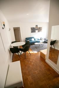 uma sala de estar com uma mesa e cadeiras e um sofá em Luxury Appartement Batignole em Paris