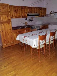 - une cuisine avec une table, des chaises et un évier dans l'établissement A casa di Annarella, à Urbino