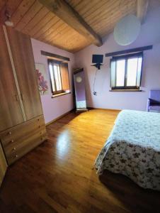 - une chambre avec un lit et du parquet dans l'établissement A casa di Annarella, à Urbino