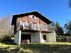 una casa con un balcone in cima di Au Petit Bonheur a Camprieu