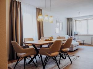 een eetkamer met een tafel en stoelen bij Levy's Rooms & Breakfast in Salzburg