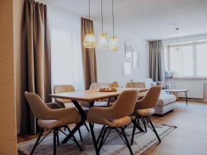ザルツブルクにあるLevy's Rooms & Breakfastのダイニングルーム(テーブル、椅子付)