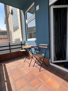 - Balcón con mesa y 2 sillas en Ruhrgebiet-Apartments in Duisburg Stadtmitte, en Duisburg