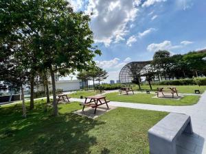 2Bedroom Suite@EncorpResidence-Mall-Alpha IVF في بيتالينغ جايا: مجموعة من طاولات النزهة في الحديقة