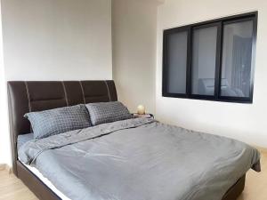 2Bedroom Suite@EncorpResidence-Mall-Alpha IVF في بيتالينغ جايا: سرير في غرفة نوم مع نافذة كبيرة