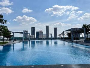 2Bedroom Suite@EncorpResidence-Mall-Alpha IVF في بيتالينغ جايا: مسبح كبير في خلفية المدينة