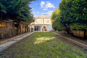 a house with a yard with a fence at Boho Nest in Bournemouth