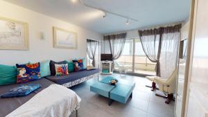 A bed or beds in a room at Plein Sud magnifique vue 180 face mer