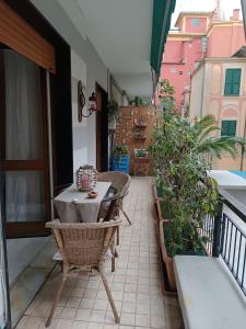 a balcony with a table and chairs on a balcony at La Casetta - Near the sea & free parking in Rapallo