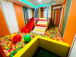 uma sala de jogos com um parque infantil com bolas e escorregas em ESSY Hotel KL Sentral em Kuala Lumpur