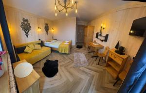 um quarto com uma cama, uma secretária e uma mesa em Pokoje Cichy Kącik em Zakopane
