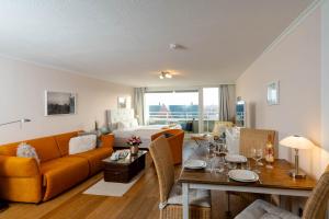 ein Wohnzimmer mit einem Sofa und einem Tisch in der Unterkunft Ferienwohnung Sternenlicht in Westerland