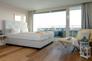 ein Schlafzimmer mit einem großen Bett und einem großen Fenster in der Unterkunft Ferienwohnung Sternenlicht in Westerland
