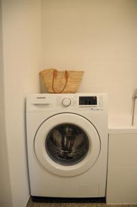 uma máquina de lavar roupa com um cesto em cima em Lovely Renovated Apartment Top 11 - Easy Self Check in em Viena
