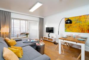 ein Wohnzimmer mit einem Sofa und einem Tisch in der Unterkunft Ferienwohnung Nemo in Westerland