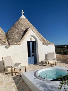 Bazén v ubytování Borgofreddo Luxury Suite nebo v jeho okolí