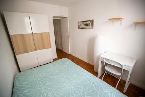 巴黎的住宿－Luxury Appartement Batignole，小房间设有一张床和一张书桌