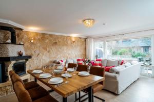 ein Wohnzimmer mit Tisch und Kamin in der Unterkunft Ferienhaus Sprotte in Tinnum