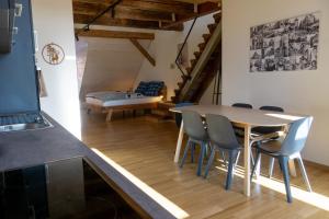 a dining room with a table and chairs and a bed at Schwarzwald Apartment City Studio in Villingen-Schwenningen