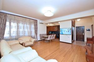un salon avec un canapé blanc et une télévision dans l'établissement Lux Apartment 2 Bedroom, 2 Open Balcony In The Center Of Yerevan, Near Republic Square, à Erevan