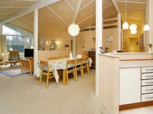 Udsholt Sand的住宿－10 person holiday home in Gr sted，厨房以及带桌椅的用餐室。