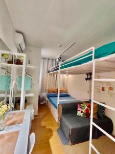 PajakにあるBalai Namiの二段ベッド2台とテーブルが備わる客室です。