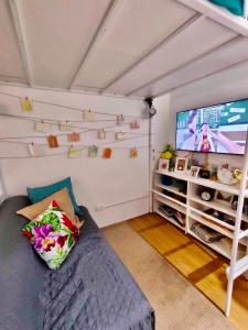 Zimmer mit Sofa und Flachbild-TV in der Unterkunft Balai Nami in Pajak