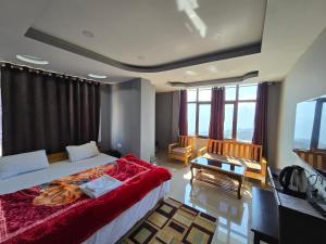 達旺鎮的住宿－Hotel Kimnas，酒店客房,配有床和电视
