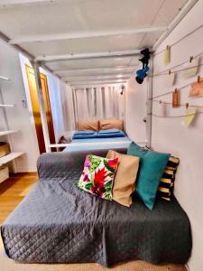 Zimmer mit einem Bett und einem Sofa mit Kissen in der Unterkunft Balai Nami in Pajak