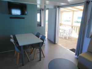 Gambar di galeri bagi Domaine de Kerlann 4 étoiles - MOBIL HOME 2 CHAMBRES - 2 SDB - 315 di Pont-Aven +3 gambar