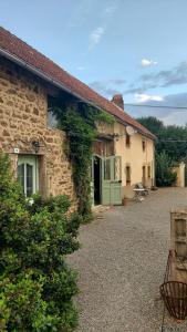 an old stone house with a green door at Le Relais des Eléphants Colorés in Virlet