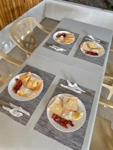 モアルボアルにあるEast Holiday Resort Moalboalの四皿のテーブル