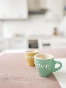 twee kopjes koffie zittend op een tafel bij La Via del Castello in Castelferretti