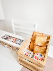 una caja de madera llena de pan y mantequilla en La Via del Castello, en Castelferretti