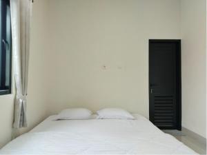 Tempat tidur dalam kamar di Yayah Guest House Syariah by Cocotel