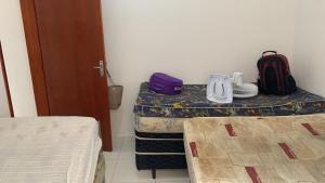 Habitación con cama y mesa con mochila en Casa de Praia com piscina, en Mongaguá 8 fotos más