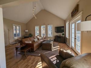 sala de estar con sofá y TV en Newmont Lodge, en Hoosick Falls