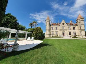 Taman di luar Chateau Moncassin