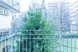 un albero dietro una recinzione di metallo su un balcone di Gala158UNO Fair With Parking a Bologna