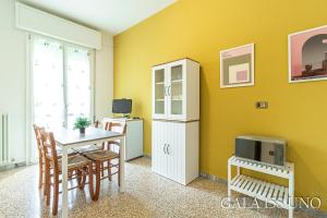 una sala da pranzo con tavolo e forno a microonde di Gala158UNO Fair With Parking a Bologna
