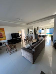 sala de estar con sofá y mesa en Casa com piscina en Capão da Canoa