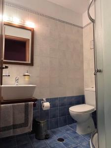 łazienka z toaletą i umywalką w obiekcie Guesthouse Kastania Korakis w mieście Kastanéa +37 zdjęć