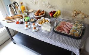 uma mesa com alimentos e outros alimentos sobre ela em Au bois Noël - Le Cerisier em Lescherolles