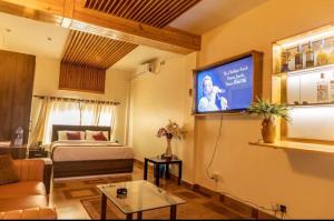un soggiorno con letto e TV a schermo piatto di Hotel Odaan a Kathmandu