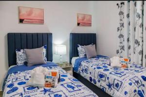 Duas camas sentadas uma ao lado da outra num quarto em Helios luxurious condo at Caleta em La Romana