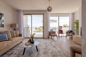 una sala de estar con un sofá y una mesa en The Prince Apartment, en Funchal